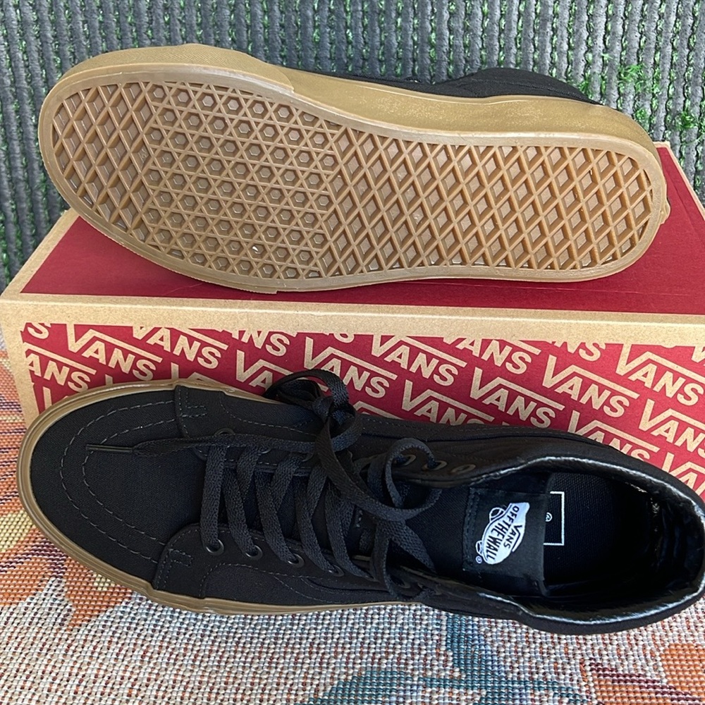 Vans Men’s Sk8-Hi Reissue (Canvas Gum) Black/Lghtgm
VN0A2XSBL0D
Sneakers - Picture 3 of 16